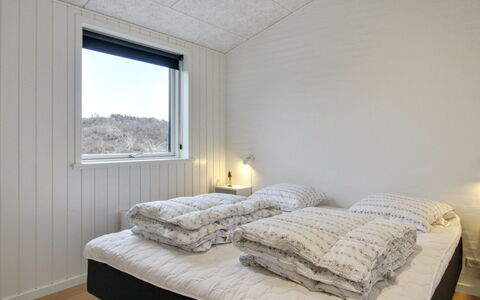 Jirina - 750M from the Sea: Schlafzimmer, Einfrieren, Winter, Bedding, Schnee, Bett, Bettdecke, Glazialmorphologie, Bettrahmen, Daylighting
