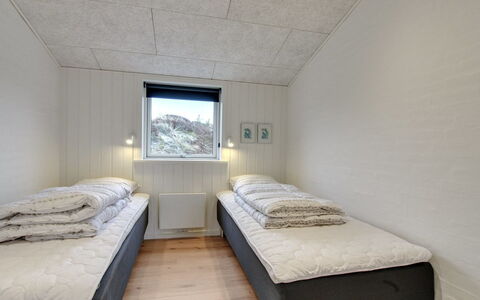 Jirina - 750M from the Sea: Schlafzimmer, Bedding, Bett, Bettdecke, Bettrahmen, Einfrieren, Winter, Daylighting, Matratze, Glazialmorphologie