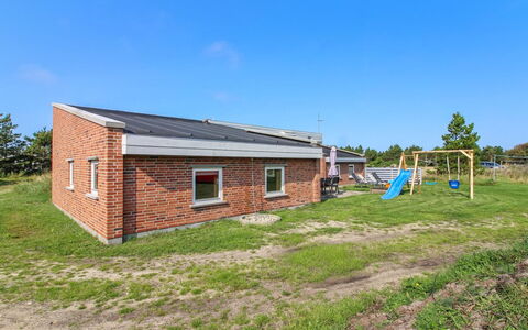 Liska - 1Km from the Sea: Gras, Haus, Dach, Zuhause, Hütte, Strauch, Grundstueck, Ländliches Gebiet, Bauernhaus, Ground