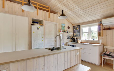 Svenja - 600M from the Sea: Holz, Küche, Möbel, Flooring, Interior Design, Decke, Fussboden, Countertop, Küchengerät, Cabinetry