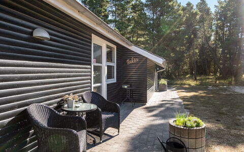 Gottfrida - 2Km from the Sea: Strauch, Urban Design, Ground, Backstein, Wohnung, Estate, Mauerwerk, Balkon, Landscaping