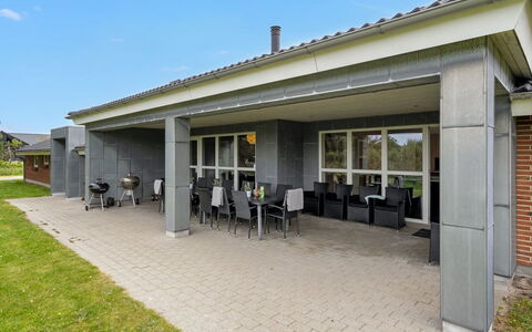 Janita - 800M from the Sea: Strauch, Urban Design, Ground, Backstein, Wohnung, Estate, Mauerwerk, Balkon, Landscaping