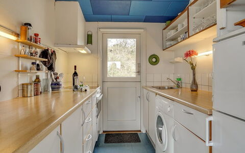 Taimi - 200M from the Sea: Interior Design, Decke, Major Appliance, Flooring, Countertop, Küche, Waschmaschine, Fussboden, Beleuchtung, Zimmer