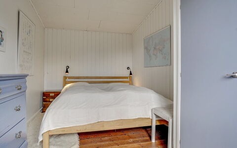 Taimi - 200M from the Sea: Bett, Schlafzimmer, Flooring, Fussboden, Holz, Bettdecke, Bedding, Interior Design, Decke, Möbel