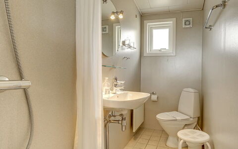 Taimi - 200M from the Sea: Badezimmer, Armatur, Wand, Interior Design, Toilette, Fussboden, Flooring, Bad Sink, Sinken, Toilleten Sitz