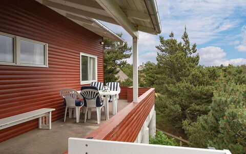 Taimi - 200M from the Sea: Holz, Veranda, Zuhause, Abstellgleis, Hütte, Steigung, Schatten, Deck, Holzbeize, Estate
