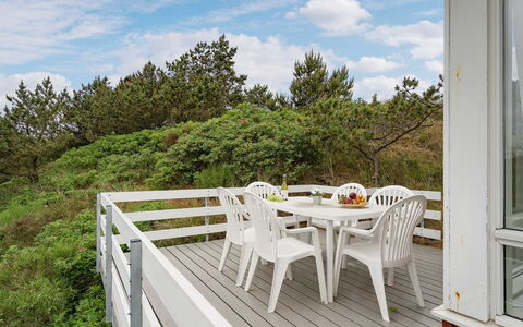 Taimi - 200M from the Sea: Holz, Veranda, Geländer, Deck, Balkon, Planke, Hartholz, Treppe, Holzbeize, Schatten