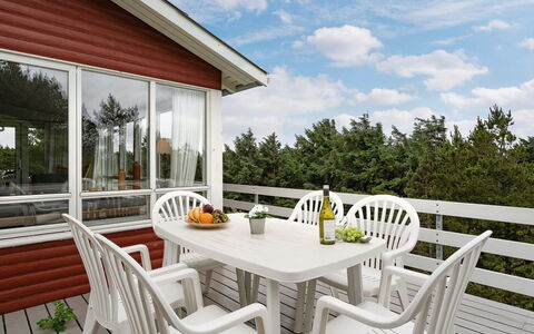 Taimi - 200M from the Sea: Holz, Möbel, Veranda, Stuhl, Zuhause, Tür, Holzbeize, Schatten, Gartenmöbel, Deck