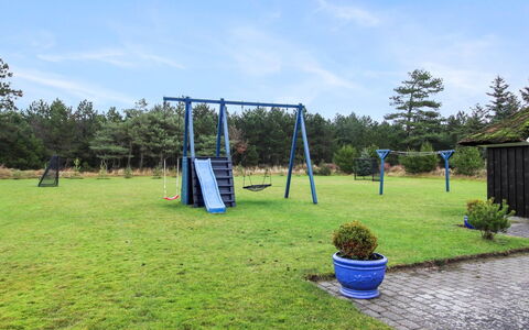 Hothbrod - 1.2Km from the Sea: Strauch, Urban Design, Ground, Backstein, Wohnung, Estate, Mauerwerk, Balkon, Landscaping