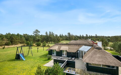 Hothbrod - 1.2Km from the Sea: Strauch, Urban Design, Ground, Backstein, Wohnung, Estate, Mauerwerk, Balkon, Landscaping