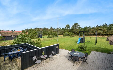 Hothbrod - 1.2Km from the Sea: Strauch, Urban Design, Ground, Backstein, Wohnung, Estate, Mauerwerk, Balkon, Landscaping