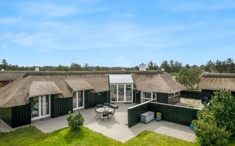 Hothbrod - 1.2Km from the Sea: Strauch, Urban Design, Ground, Backstein, Wohnung, Estate, Mauerwerk, Balkon, Landscaping