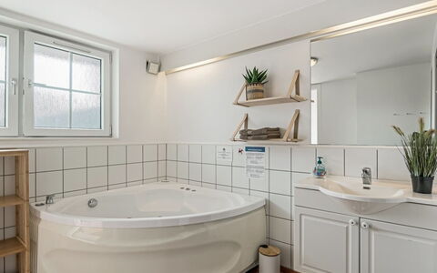 Sote - 1.2Km from the Sea: Strauch, Urban Design, Ground, Backstein, Wohnung, Estate, Mauerwerk, Balkon, Landscaping