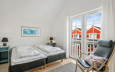 Sote - 1.2Km from the Sea: Strauch, Urban Design, Ground, Backstein, Wohnung, Estate, Mauerwerk, Balkon, Landscaping