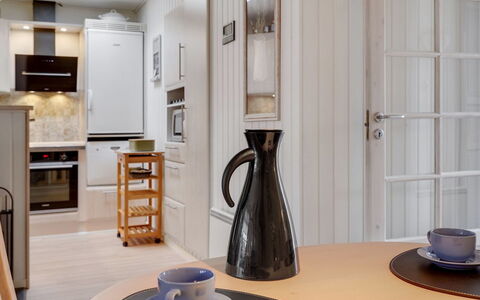 Sighmar - 900M from the Sea: Möbel, Flooring, Interior Design, Holz, Fussboden, Cabinetry, Decke, Küchengerät, Küche, Countertop