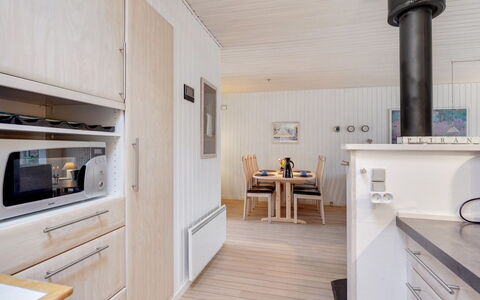 Sighmar - 900M from the Sea: Holz, Flooring, Interior Design, Fussboden, Decke, Möbel, Holzboden, Küche, Zimmer, Countertop