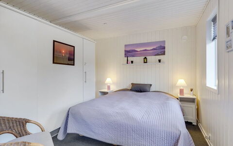 Sighmar - 900M from the Sea: Holz, Schlafzimmer, Decke, Fussboden, Bett, Interior Design, Bettdecke, Flooring, Bedding, Möbel