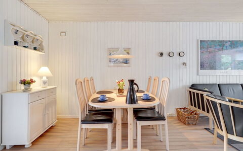 Sighmar - 900M from the Sea: Möbel, Holz, Interior Design, Flooring, Fussboden, Esszimmer, Tabelle, Decke, Zimmer, Küche & Esszimmer Tisch