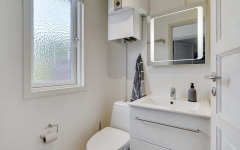 Sighmar - 900M from the Sea: Armatur, Badezimmer, Interior Design, Flooring, Fussboden, Badezimmerschrank, Sinken, Bad Sink, Installation, Zapfhahn