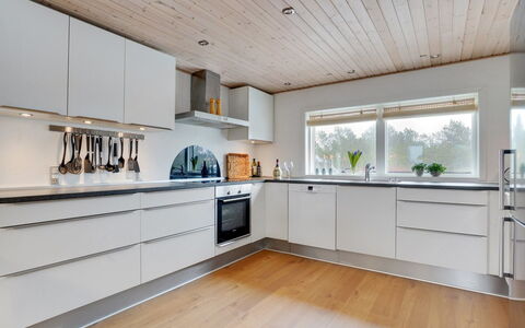 Reiko - 1.5Km from the Sea: Flooring, Interior Design, Holz, Holzboden, Decke, Fussboden, Küche, Cabinetry, Countertop, Zuhause