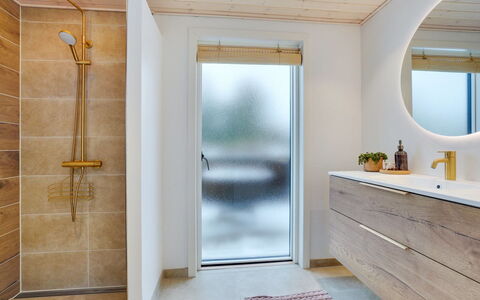 Reiko - 1.5Km from the Sea: Flooring, Holz, Fussboden, Armatur, Installation, Badezimmerschrank, Badezimmer, Zapfhahn, Bad Sink, Holzboden