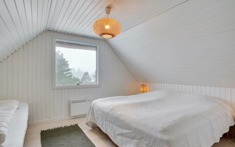 Reiko - 1.5Km from the Sea: Decke, Holz, Interior Design, Flooring, Fussboden, Light Fixture, Schlafzimmer, Beleuchtung, Bett, Holzboden