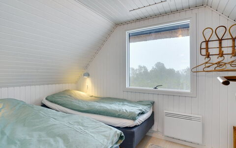 Reiko - 1.5Km from the Sea: Holz, Decke, Schlafzimmer, Fussboden, Flooring, Bettdecke, Interior Design, Bedding, Bett, Bettrahmen