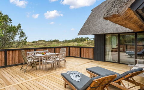 Reiko - 1.5Km from the Sea: Holz, Dachdecken, Hütte, Hartholz, Planke, Holzboden, Deck, Balkon, Eco Hotel, Holz