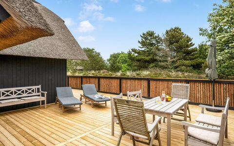 Reiko - 1.5Km from the Sea: Holz, Holzboden, Hartholz, Planke, Deck, Holzbeize, Hütte, Veranda, Dachdecken, Holz