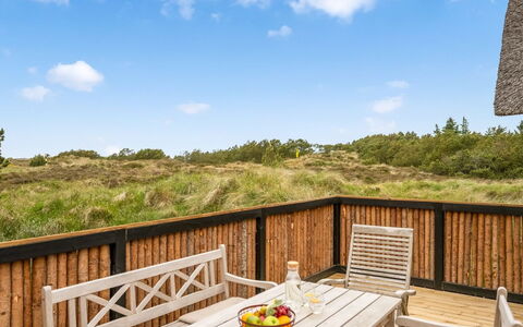 Reiko - 1.5Km from the Sea: Holz, Veranda, Hartholz, Holzbeize, Balkon, Deck, Planke, Zaun, Geländer, Eco Hotel