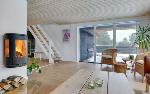 Reiko - 1.5Km from the Sea: Flooring, Holz, Fussboden, Interior Design, Möbel, Holzboden, Zuhause, Decke, Wohnzimmer, Tür