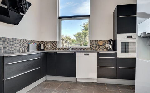 Siegfried - 500M from the Sea: Küche, Küchengerät, Countertop, Major Appliance, Cabinetry, Flooring, Interior Design, Haushaltsgerät, Fussboden, Zuhause