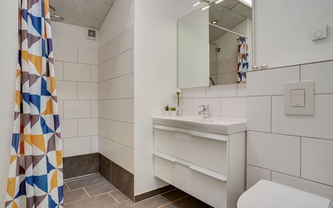 Siegfried - 500M from the Sea: Flooring, Fussboden, Wand, Interior Design, Armatur, Badezimmer, Decke, Toilette, Fliese, Installation
