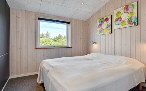 Siegfried - 500M from the Sea: Holz, Decke, Schlafzimmer, Zimmer, Planke, Holzbeize, Hartholz, Bedding, Holzboden, Light Fixture