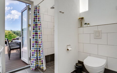 Siegfried - 500M from the Sea: Flooring, Fussboden, Interior Design, Armatur, Verbundwerkstoff, Badezimmer, Toilette, Installation, Fliese, Wohnung