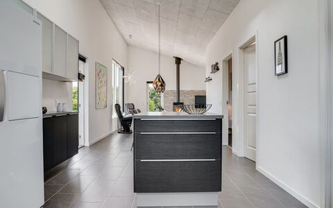 Siegfried - 500M from the Sea: Flooring, Interior Design, Countertop, Küche, Möbel, Fussboden, Cabinetry, Holz, Decke, Küchengerät