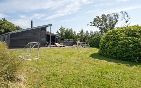 Siegfried - 500M from the Sea: Gras, Strauch, Grundstueck, Dach, Zuhause, Hütte, Ground, Bauernhaus, Rasen, Garten