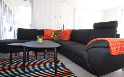 Emmarenze - 400M from the Sea: Flooring, Fussboden, Holzboden, Hartholz, Wohnzimmer, Lack, Laminatboden, Couch