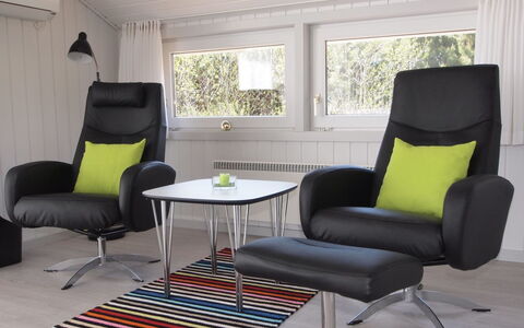 Emmarenze - 400M from the Sea: Möbel, Stuhl, Interior Design, Wohnzimmer, Komfort, Couch, Armlehne, Club Chair, Zimmerpflanze