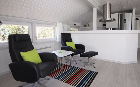 Emmarenze - 400M from the Sea: Möbel, Flooring, Interior Design, Fussboden, Holz, Decke, Wohnzimmer, Holzboden, Wohnung, Beleuchtung
