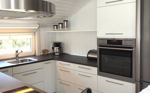 Emmarenze - 400M from the Sea: Küche, Countertop, Küchengerät, Interior Design, Cabinetry, Flooring, Holz, Decke, Haushaltsgerät, Major Appliance