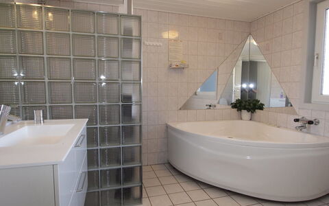 Emmarenze - 400M from the Sea: Flooring, Interior Design, Fussboden, Armatur, Installation, Decke, Fliese, Badewanne, Badezimmer, Zimmer