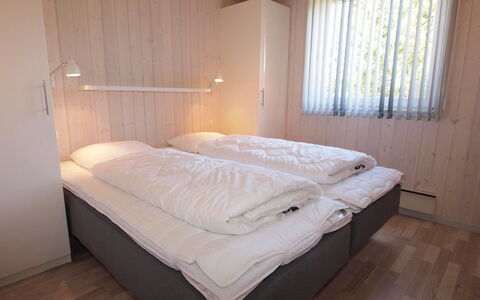 Emmarenze - 400M from the Sea: Bett, Schlafzimmer, Fussboden, Holz, Bettdecke, Flooring, Bedding, Interior Design, Möbel, Bettrahmen