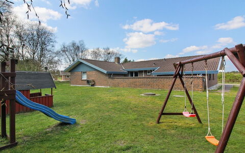 Aurelia - 500M to the Fjord: Spielplatz Rutsche, Rasen, Hinterhof, Garten, Schatten, Hütte, Spielmittel, Garten, Rutsche, Park