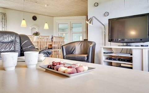 Aurelia - 500M to the Fjord: Möbel, Interior Design, Flooring, Decke, Holz, Fussboden, Couch, Wohnzimmer, Light Fixture, Zimmer