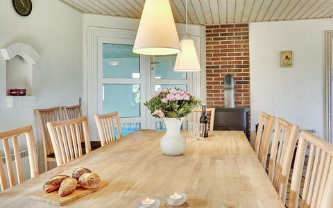 Aurelia - 500M to the Fjord: Möbel, Interior Design, Flooring, Light Fixture, Holz, Fussboden, Decke, Esszimmer, Stuhl, Tabelle