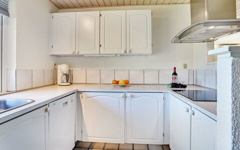 Aurelia - 500M to the Fjord: Küche, Flooring, Countertop, Major Appliance, Küchengerät, Interior Design, Cabinetry, Fussboden, Spüle, Zapfhahn