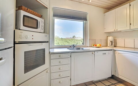 Aurelia - 500M to the Fjord: Küche, Flooring, Major Appliance, Interior Design, Fussboden, Küchengerät, Countertop, Decke, Cabinetry, Zimmer