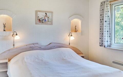 Aurelia - 500M to the Fjord: Bett, Schlafzimmer, Wand, Interior Design, Möbel, Holz, Bedding, Bettdecke, Decke, Linens