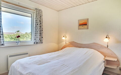 Aurelia - 500M to the Fjord: Schlafzimmer, Bett, Bettdecke, Bettrahmen, Bedding, Zuhause, Decke, Linens, Hartholz, Kissen
